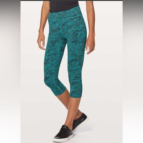 Lululemon In Movement Crop *Everlux 19" Kitakami Spirit Green Black - Picture 10 of 10